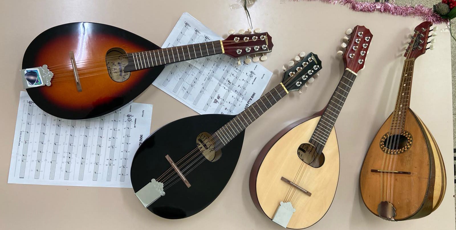 Scopri di più sull'articolo A lezione di mandolino, il suono dolce delle tradizioni